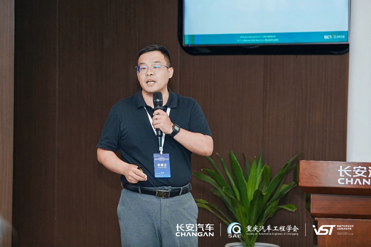 戴帽子的人在电视前AI 天生的内容可能不正确。